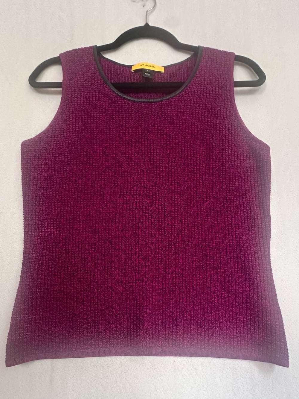 St. John Berry Santana Wool Knit Sleeveless Shell Leather Trim Neckline Top Sz S
